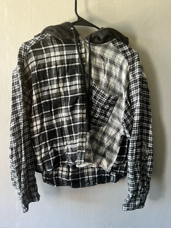 American Eagle Outfitters Tops - American Eagle Cropped Black White Split Plaid Hooded Shirt Size Large